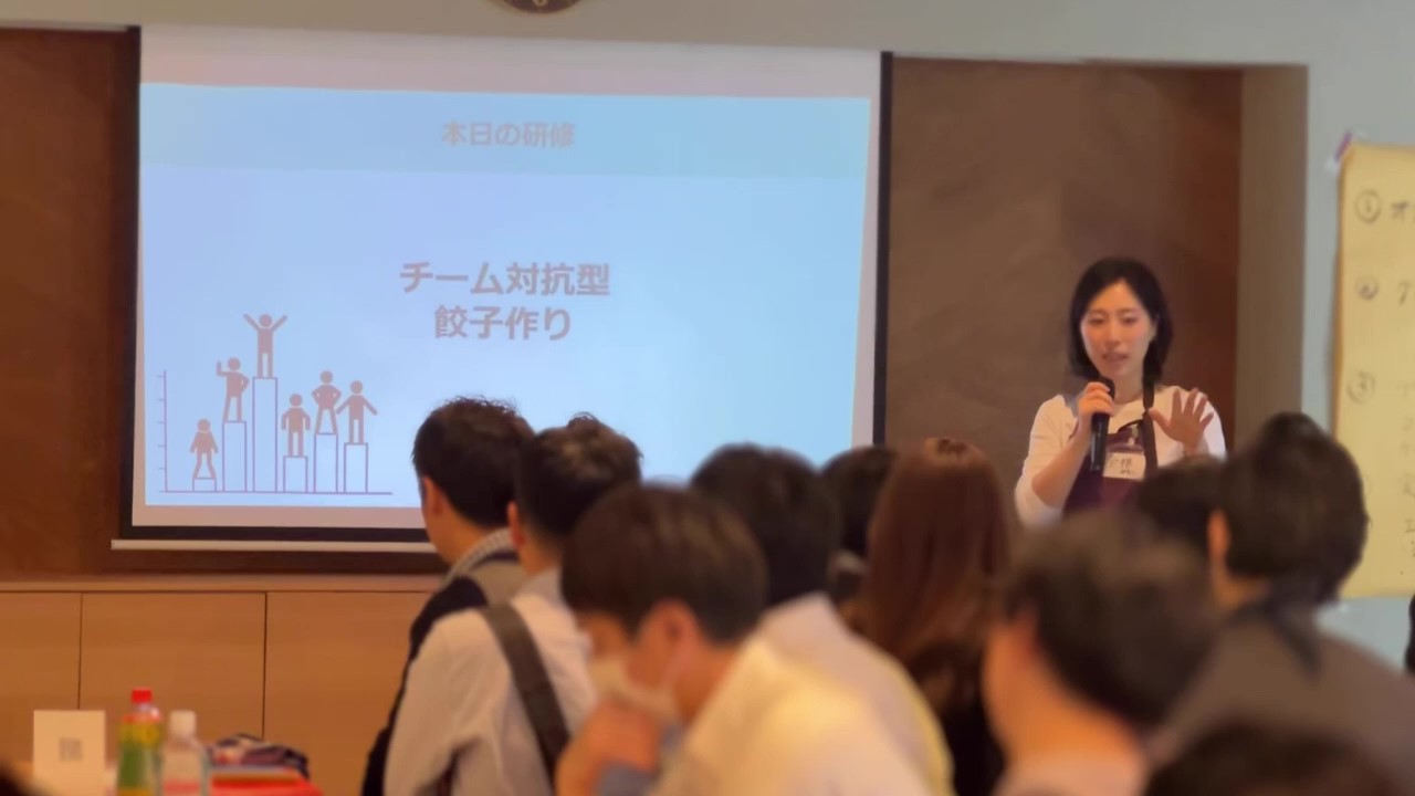 協力して調理を進める参加者